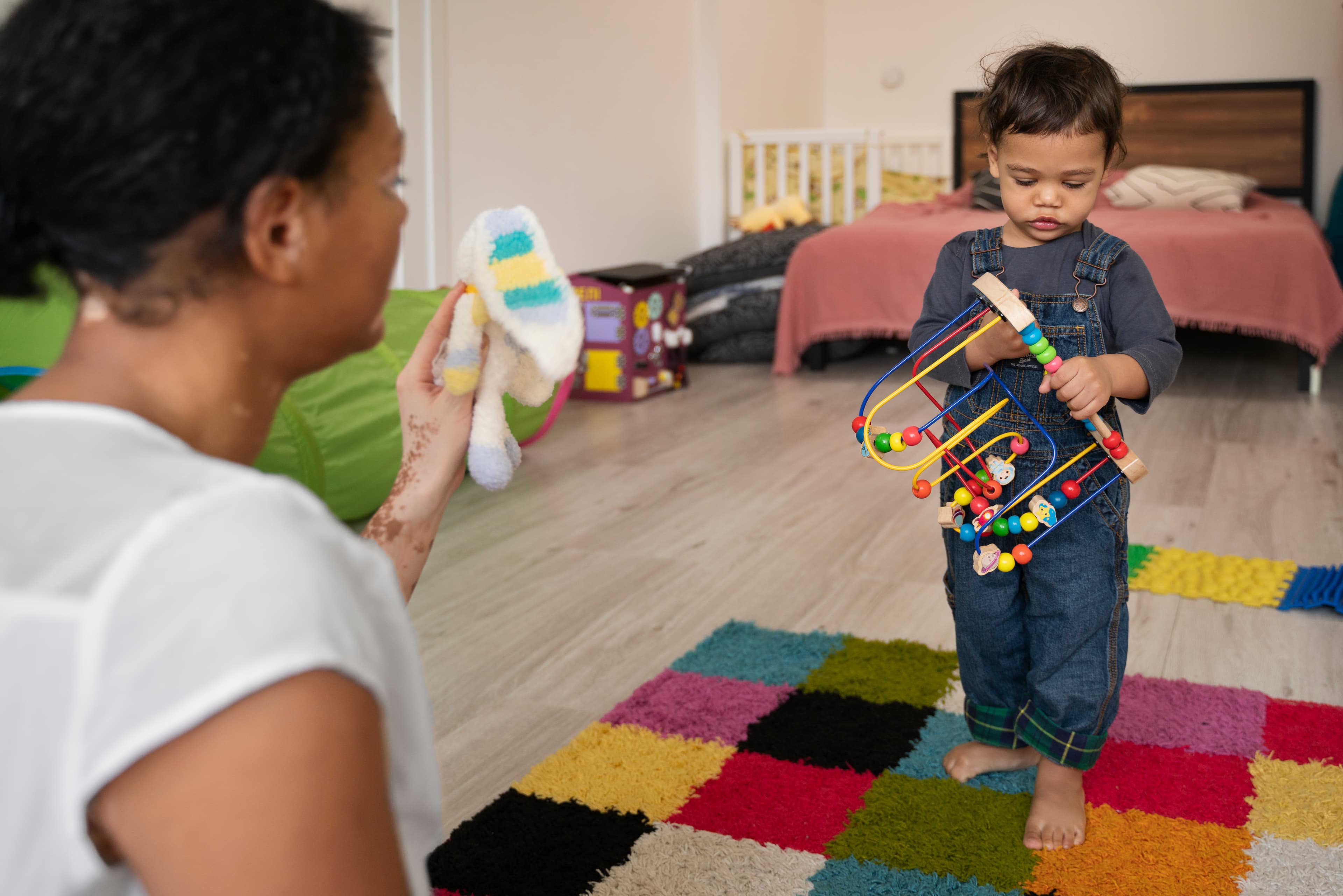 Niños jugando con su cuidadora